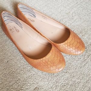 Tan flats